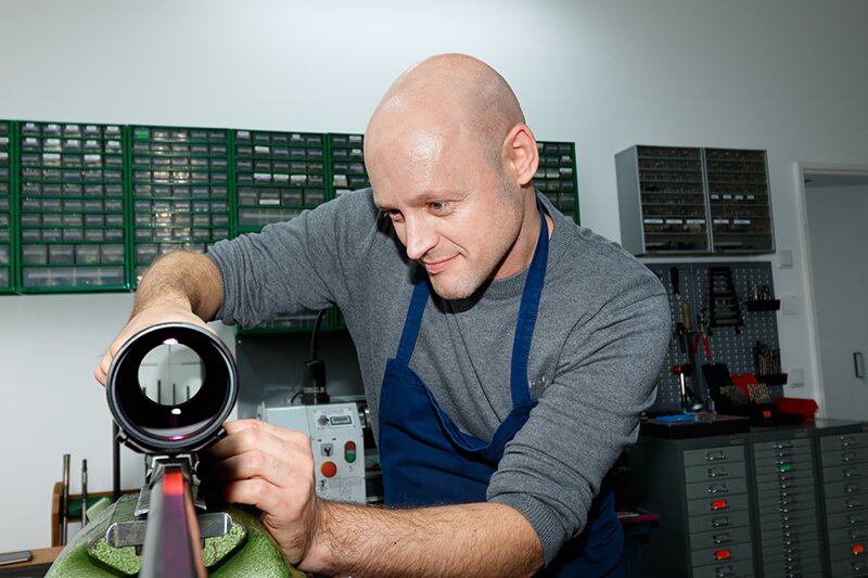 Jan Lambrecht bei der Arbeit an einem Zielfernrohr